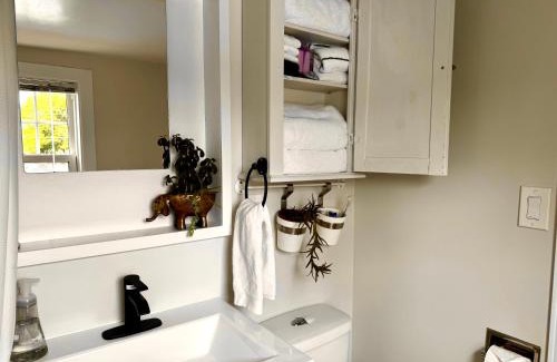 Carleton Place Apartment | NookSide Nest 1 bedroom Upstairs suite King, Queen, Kitchenette, Parking