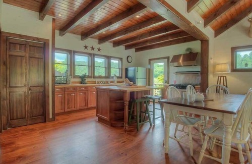 Cherry Log Cabin | Noontootla Cottage- A trout fisherman's paradise | Pet Friendly | Farmhouse cottage