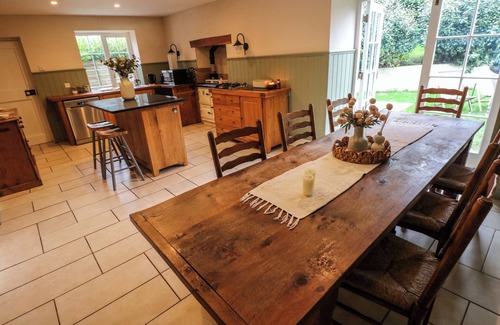 Tenby Cottage | NORCHARD FARM HOUSE, pet friendly, with hot tub in St Florence