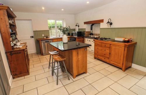 Tenby Cottage | NORCHARD FARM HOUSE, pet friendly, with hot tub in St Florence