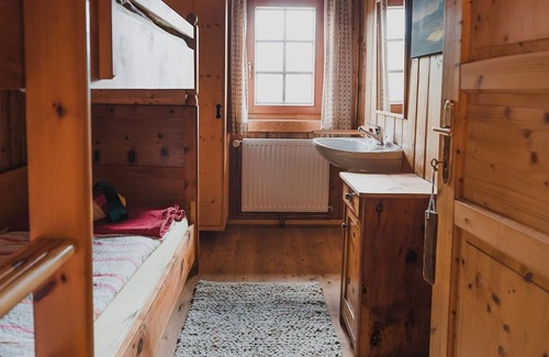 Millstatt Cabin | Nord - DZ mit Stockbett, Ostfenster und Almblick - Alexanderhütte