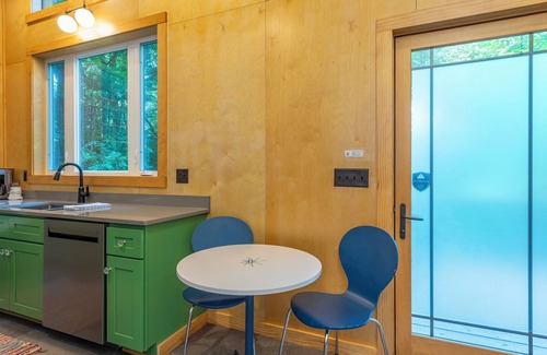 Black Mountain Cottage | Nordic Eco Cottage - 1 Acre property & walk to Black Mountain