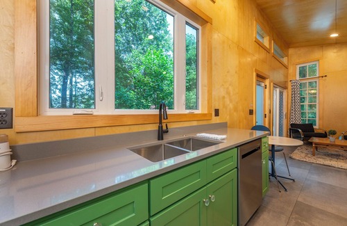 Black Mountain Cottage | Nordic Eco Cottage - 1 Acre property & walk to Black Mountain
