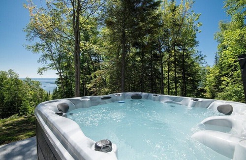 Les Eboulements Ski Chalet | Nordik Emma 157: Riverfront Bliss & Spa Sanctuary