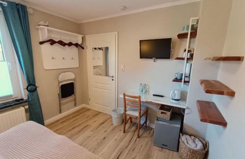 Otterndorf House | Nordseezimmer Koje - WLAN, Parkplatz, eigenes Bad, Fahrradschuppen, Rollladen