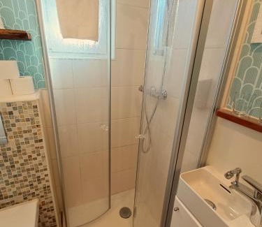 Otterndorf House | Nordseezimmer Koje - WLAN, Parkplatz, eigenes Bad, Fahrradschuppen, Rollladen