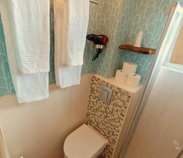 Otterndorf House | Nordseezimmer Koje - WLAN, Parkplatz, eigenes Bad, Fahrradschuppen, Rollladen
