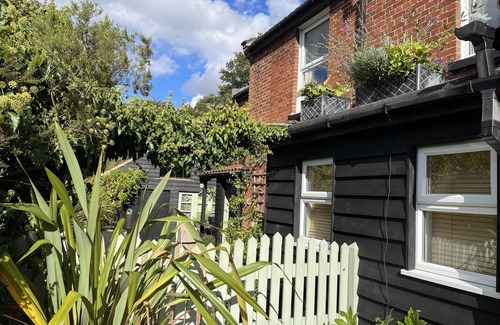 Geldeston House | Norfolk Broads Comfy Cottage. 500 yds River. Suffolk Broadland Village/Beach Hut