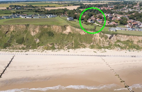 Mundesley House | Norfolk Coastal Retreat - 8 bedrooms, sleeps 16, hot tub and BBQ, beach 3 mins