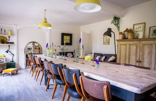 Mundesley House | Norfolk Coastal Retreat - 8 bedrooms, sleeps 16, hot tub and BBQ, beach 3 mins