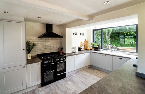 Mundesley House | Norfolk Coastal Retreat - 8 bedrooms, sleeps 16, hot tub and BBQ, beach 3 mins