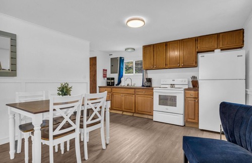 Lexington Cabin | North Bound 25 - Family Compound With 5 Cottages!