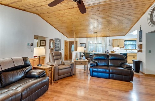 Murphy House | North Carolina Cabin with Deck, Bar and Pool Table!