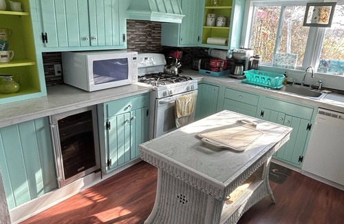 Town of Porter Cottage | North Coast Cottage. Located on the southern shore of Lake Ontario.
