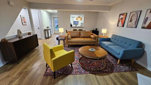 Columbus House | North Columbus Townhouse - Central, Updated, Fireplace