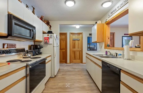 North Conway Condo | North Conway condo with mountain views and pool!