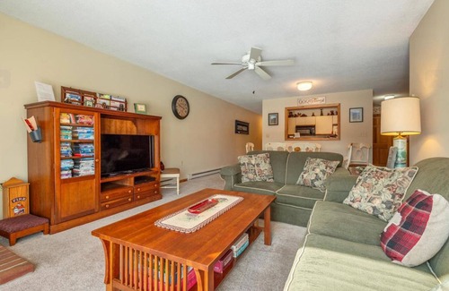 North Conway Condo | North Conway condo with mountain views and pool!