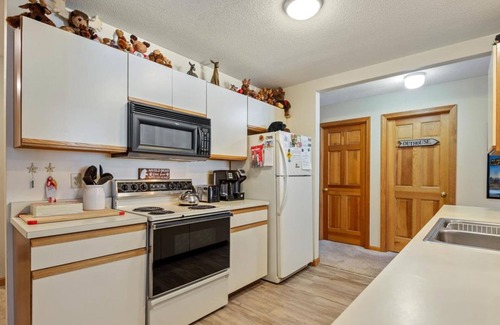 North Conway Condo | North Conway condo with mountain views and pool!