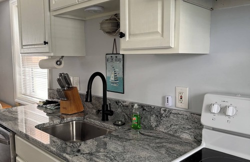 North End Apartment | North End Garden Apt w/fabulous porch. 2 beds, 1 bath. 10 houses to the beach.