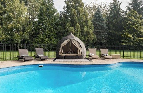 Laurel House | North Fork Manor: Heated Pool, Hot tub