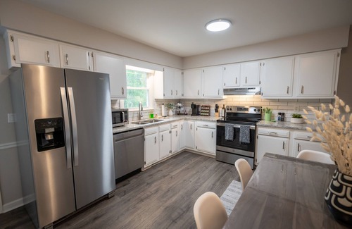 North Raleigh House | North Hills Oasis- 5mins from North Hills, Newly Renovated, Two En Suites!
