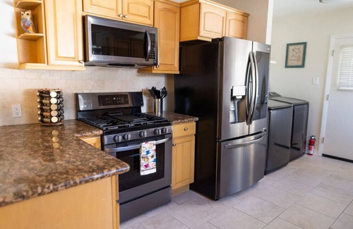 NoHo Arts District House | NORTH HOLLYWOOD GEM: 2BR HOME w/PRIVATE HOT TUB, PATIO/YARD & EV CHARGER p42