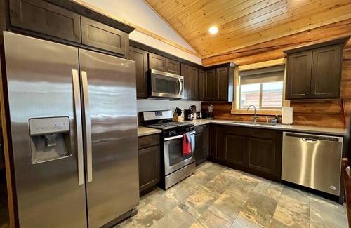 Bonners Ferry Cabin | North Idaho Log Cabin Retreat – 2BD/2BA with Full Kitchen + King Bed