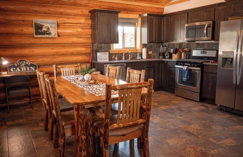 Bonners Ferry Cabin | North Idaho Log Cabin Retreat – 2BD/2BA with Full Kitchen + King Bed