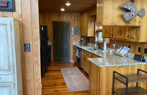 Salem House | North Lake Keowee Waterfront Home with Mountain Views + near Lake Jocassee
