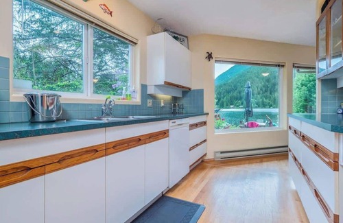Egmont House | North Lake Waterfront Home