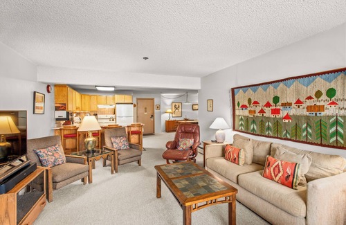 Downtown Condo | North Of Nell, Unit 3L