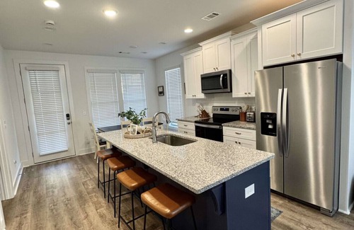 Auburn - Opelika House | North Plains 6- Minutes from Toomers and 280, 2 king bed end unit