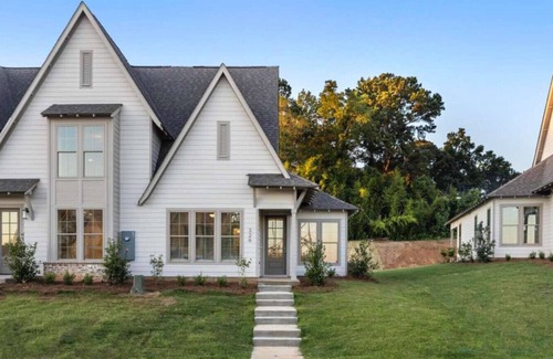 Auburn - Opelika House | North Plains 6- Minutes from Toomers and 280, 2 king bed end unit