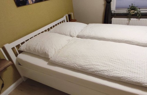 Otterndorf Apartment | North Sea room - WLAN, parking lot, private bathroom, bicycle shed, electr. Roller shutter