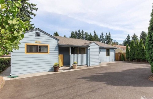 Pinehurst House | North Seattle home Cozy Yard in beautiful Seattle with AC, WiFi