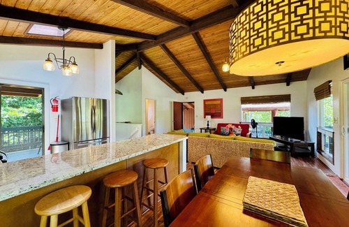 Wainiha House | North Shore Retreat Haena. Walk to beach, restaurant, bar, cafe. Dog Friendly!