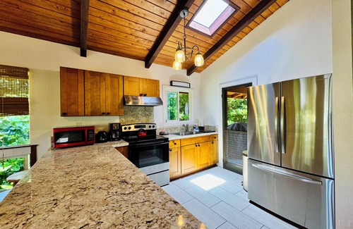 Wainiha House | North Shore Retreat Haena. Walk to beach, restaurant, bar, cafe. Dog Friendly!