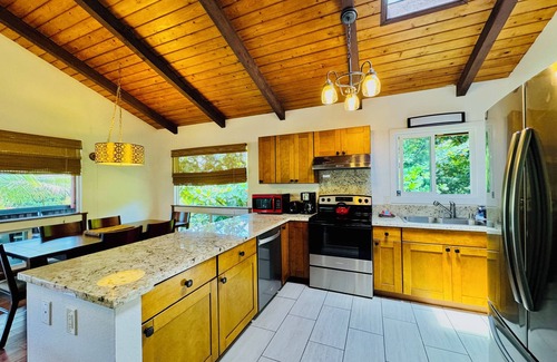 Wainiha House | North Shore Retreat Haena. Walk to beach, restaurant, bar, cafe. Dog Friendly!
