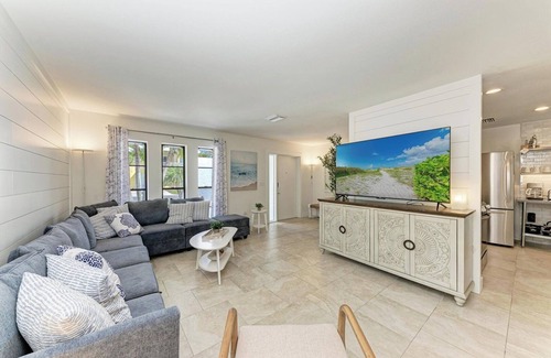 Anna Maria House | North Shore Very Walkable to AMI fun & close to the Beach, Stunning Pool