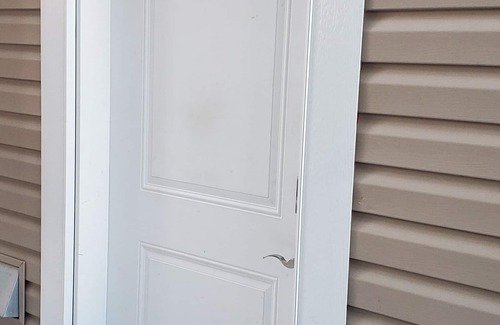 Timberlea Apartment | North Side Save 30 min driving to sites 5 min to bus stop Basement Studio.