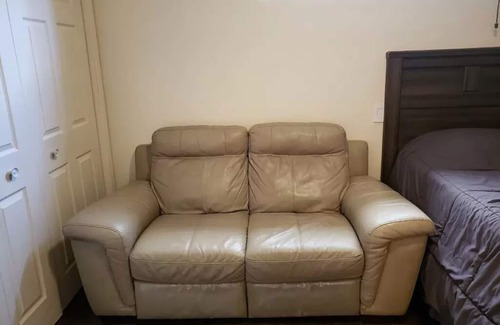 Timberlea Apartment | North Side Save 30 min driving to sites 5 min to bus stop Basement Studio.