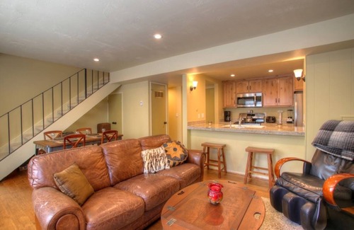 Lake Forest Condo | North Tahoe Condo, 2 Pools, Hot Tub, 0.5m easy walk to beach. Lvl 2 EV Charger