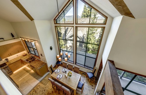 Whistler Village House | Northern Lights 21 – Ski in Walk out, Private Hot Tub, Fireplace
