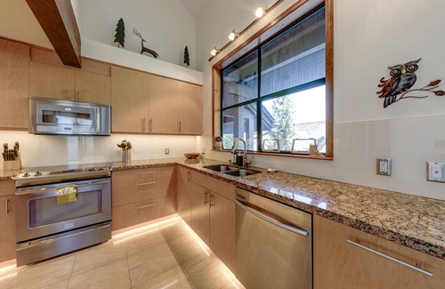 Whistler Village House | Northern Lights 21 – Ski in Walk out, Private Hot Tub, Fireplace