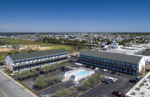 North Ocean City Condo | Northside Park condo w/Pool and Beach Supplies