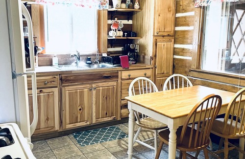 Ephraim House | Northwind Cottage #1, Families and dogs welcome! Walk to the village and the beach!
