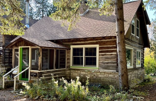 Ephraim House | Northwind Cottage #1, Families and dogs welcome! Walk to the village and the beach!