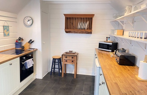 St Ives Cottage | Norway House Studio - a cottage that sleeps 5 guests in 2 bedrooms