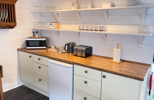 St Ives Cottage | Norway House Studio - a cottage that sleeps 5 guests in 2 bedrooms