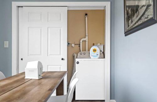 Norwood Park East Apartment | Norwood Park/Edison Park! Workstation & In-unit Laundry! 2nd Floor Apt